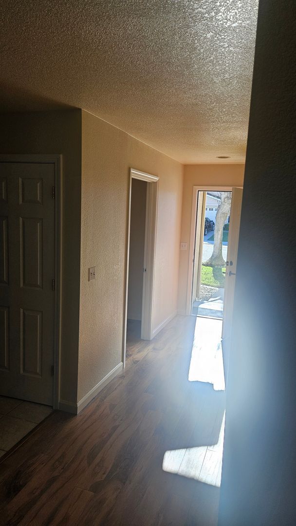 Building Photo - 4 Bedroom 2 bath Large home available Now!