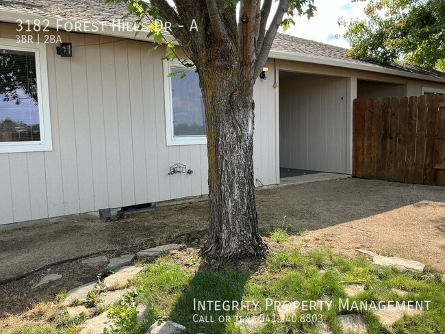 Building Photo - 3182 Forest Hills Dr
