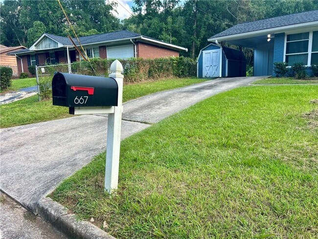 Building Photo - 667 Tara Cir SE