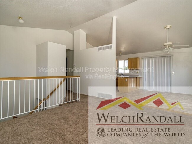 Building Photo - 832 4200 S