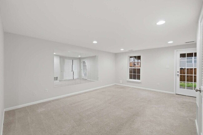 Building Photo - Elegant End-Unit Townhome with Exceptional Community Amenities