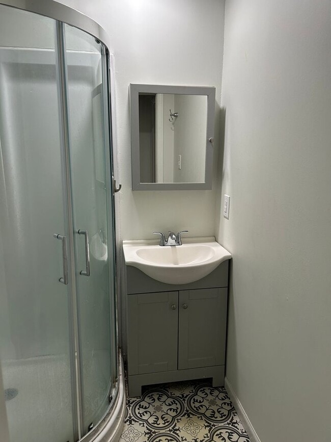 Building Photo - Upstairs 2bed/1bath Apartment