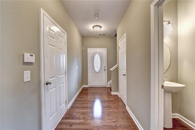 Building Photo - 3329 Fernview Dr