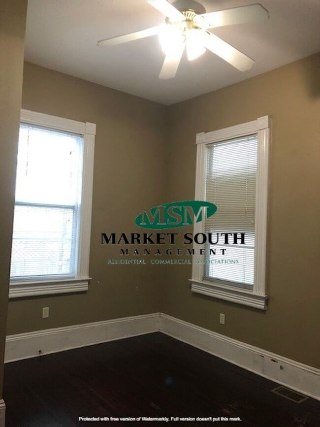 Building Photo - DOWNTOWN 3 BEDROOM!