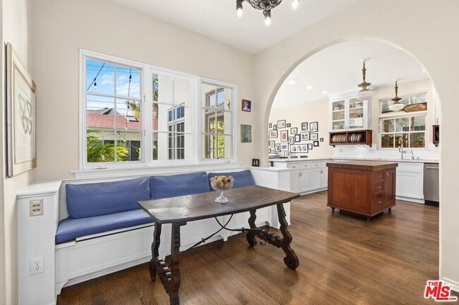 Building Photo - 537 N June St