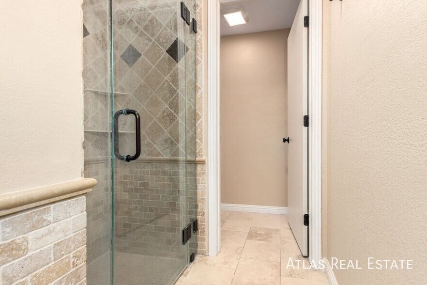 Building Photo - 5729 N 12th Pl