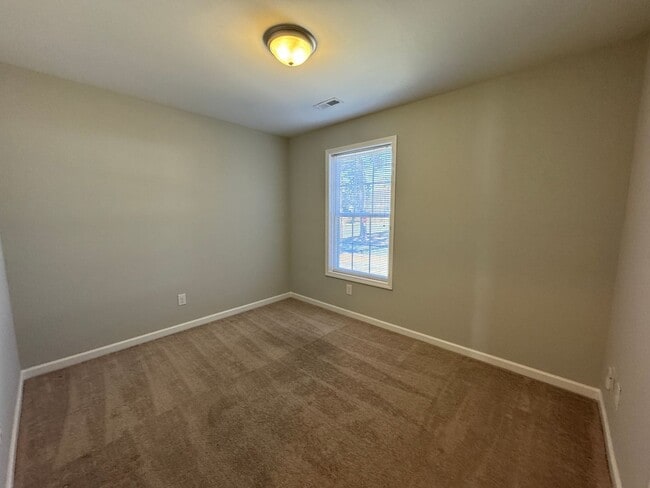 Building Photo - MOVE-IN READY!