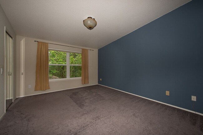 Building Photo - Spacious and Bright 2 Bed 2 Bath Kirkland ...