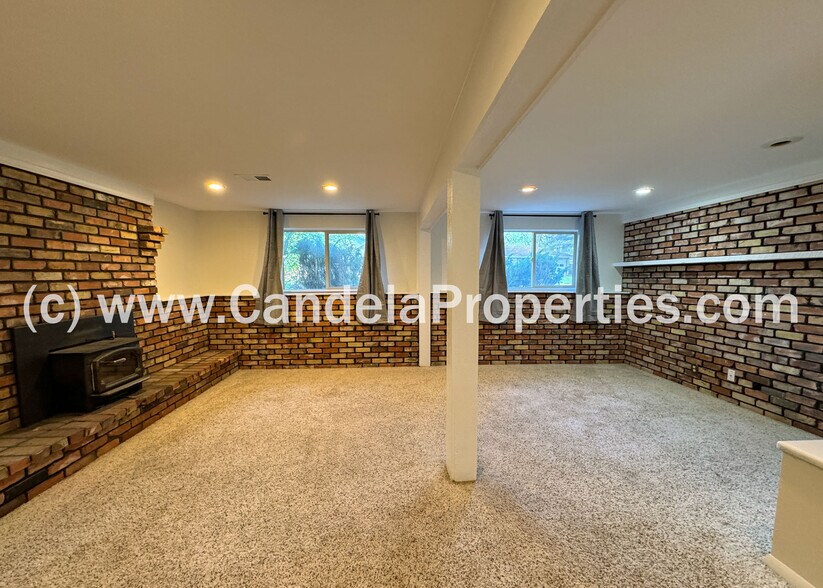 Building Photo - 1021 Adams Dr