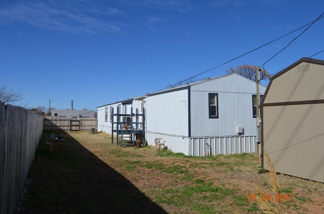 Building Photo - 805 S Weatherford St