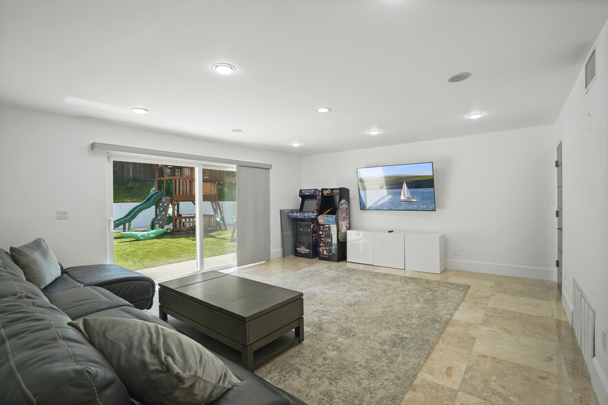 Building Photo - 16544 Park Lane Dr