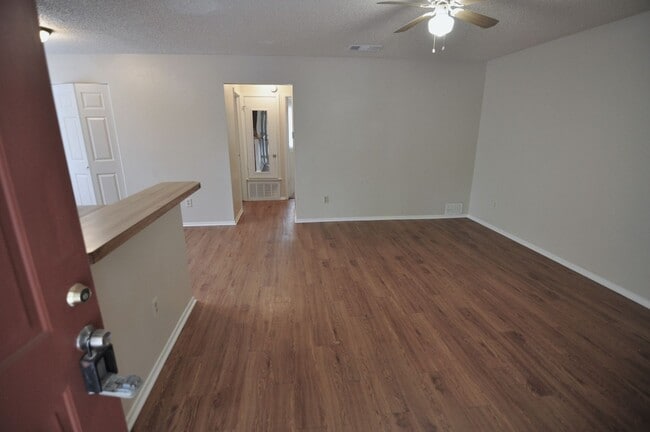 Building Photo - Amazing unit, perfect location!