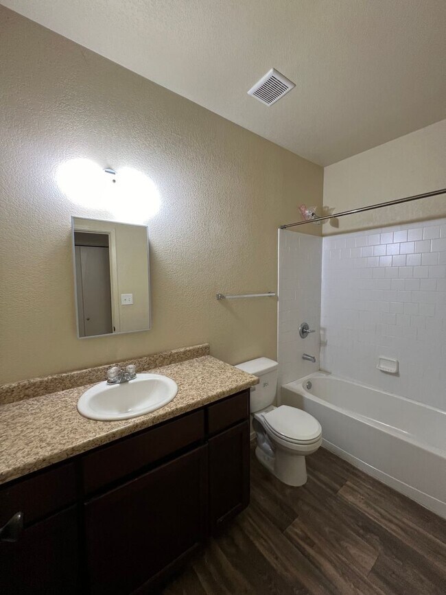 Building Photo - 4 BEDROOM HOME!