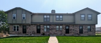 Building Photo - 204 NE Cedar Ct