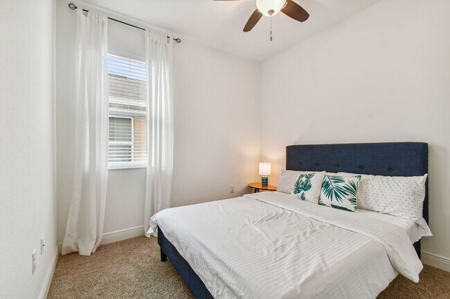 Building Photo - Spacious 4 Bed, 2 Bath Single Family Home ...
