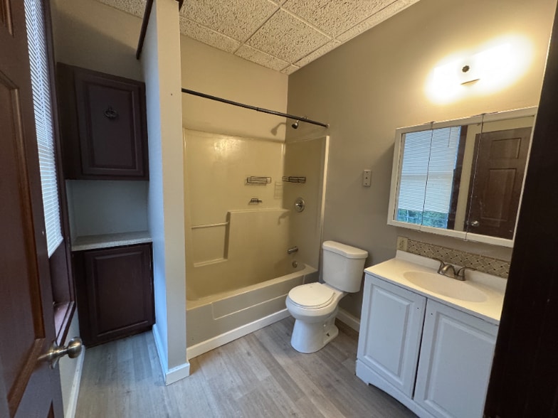 Building Photo - 2454 River Rd