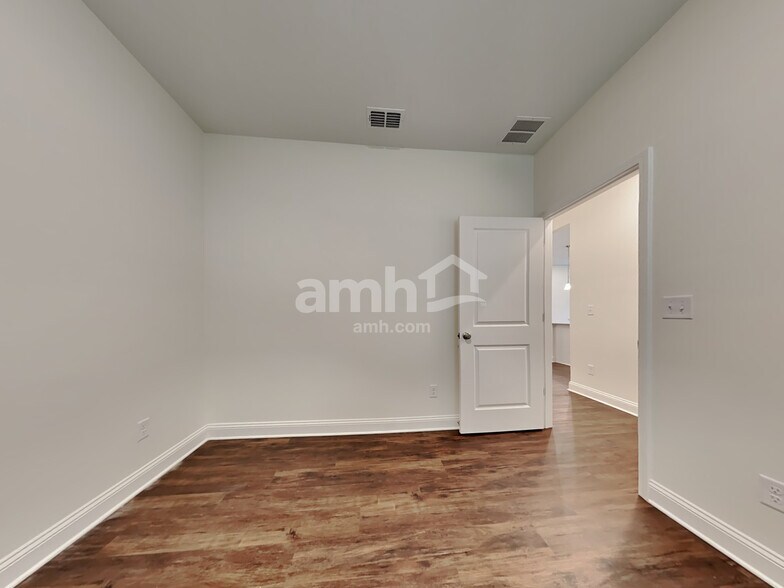 Building Photo - 558 Onate Cir