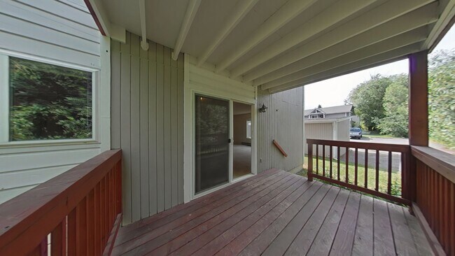 Building Photo - 2Bed 1Bath with Carport! Walk to MSU