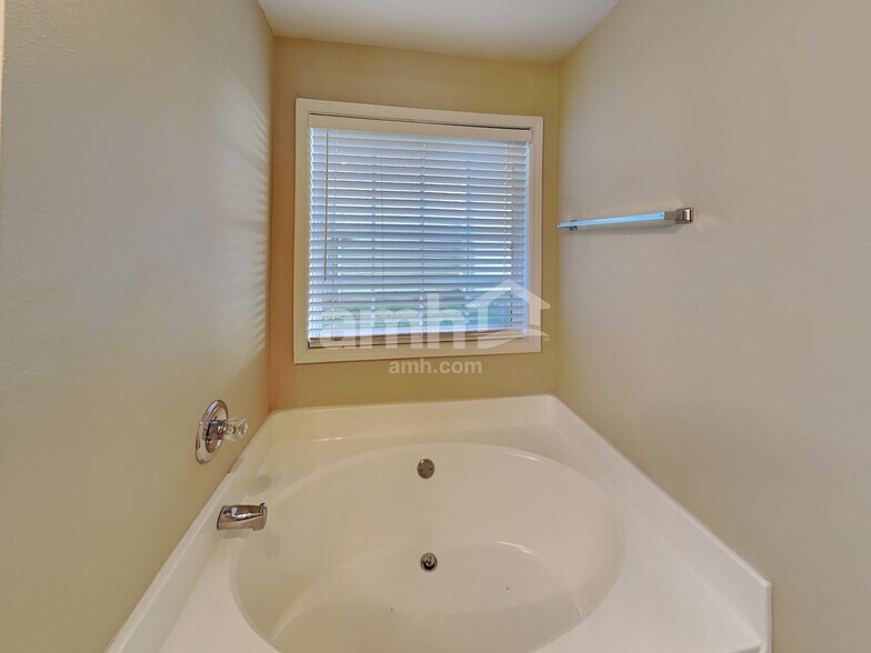 Building Photo - 6483 Grand Hickory Dr