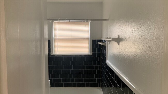 Building Photo - 4420 Roseland St