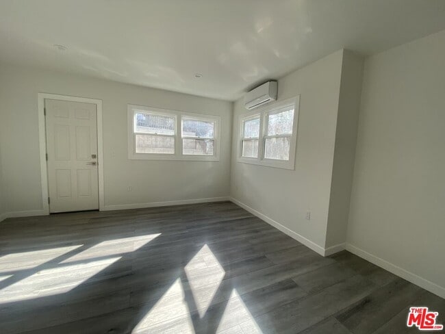 Building Photo - 142 Douglas St