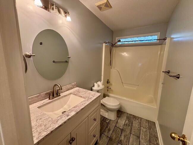 Building Photo - 666 Wellington Dr