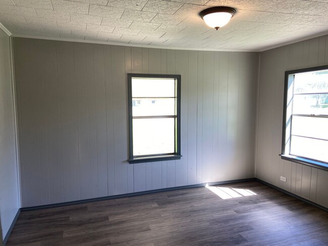 Building Photo - Remodeled Unit Available Now!