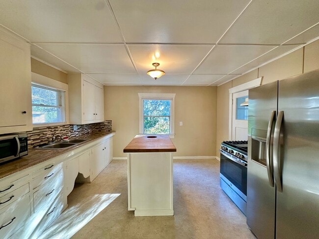 Building Photo - 117 E Empire St