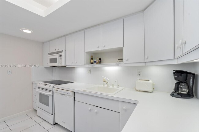 Building Photo - 2100 S Ocean Ln