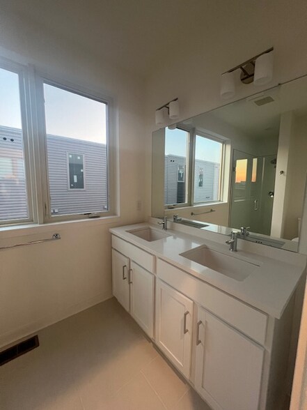 Building Photo - 3004 Schirra Ln