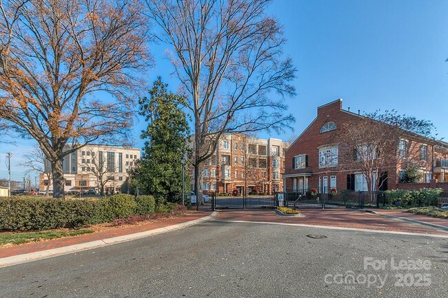 Building Photo - 6707 Louisburg Square Ln