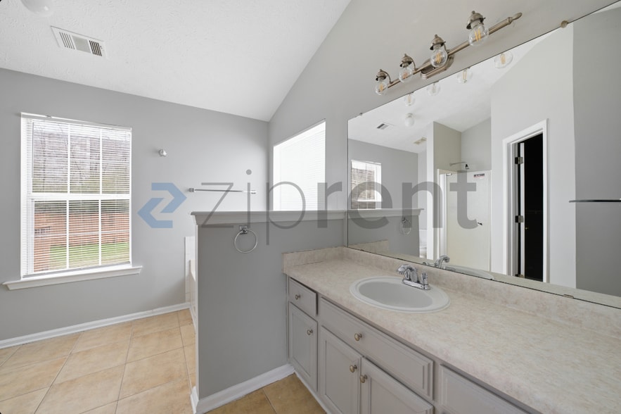 Building Photo - 1512 Buckingham Pl