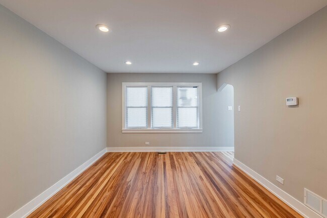 Building Photo - 6835 S Komensky Ave