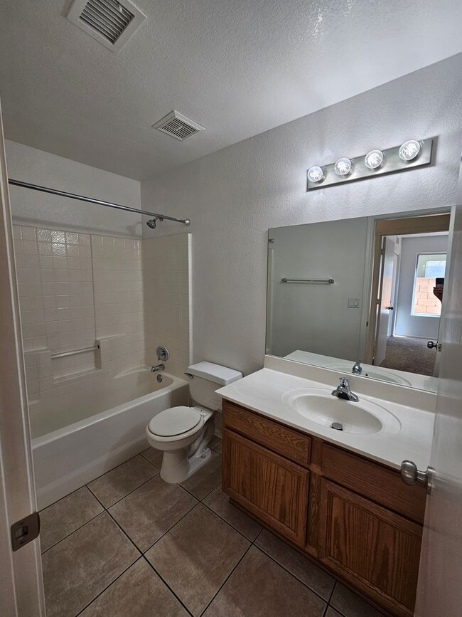 Building Photo - 3 bedroom home - no HOA - single level - N...