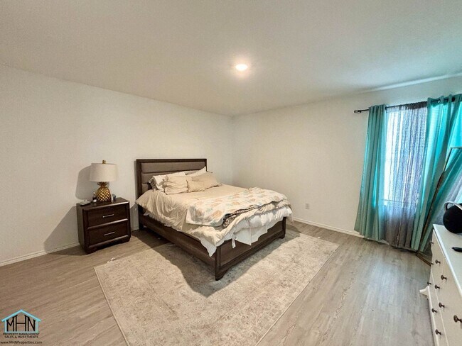 Building Photo - Welcome Home to this Charming 3-Bedroom 2-...