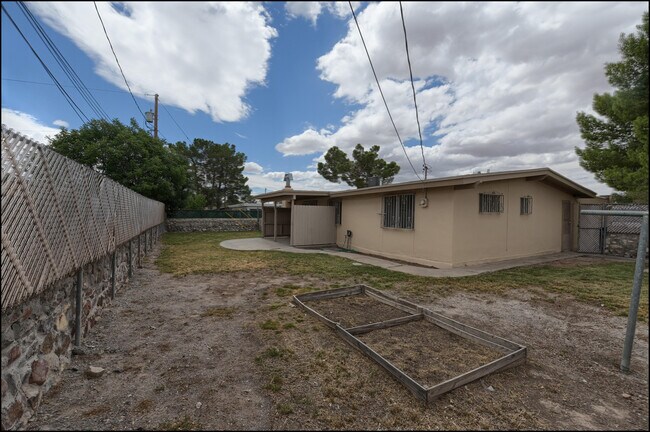 Building Photo - 4109 Roxbury Dr