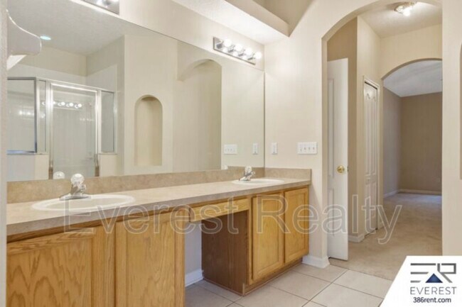 Building Photo - 14 Rymsen Ln