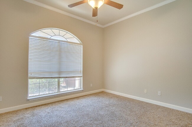 Building Photo - Spacious Pace Home with Office, Fireplace & Pergola