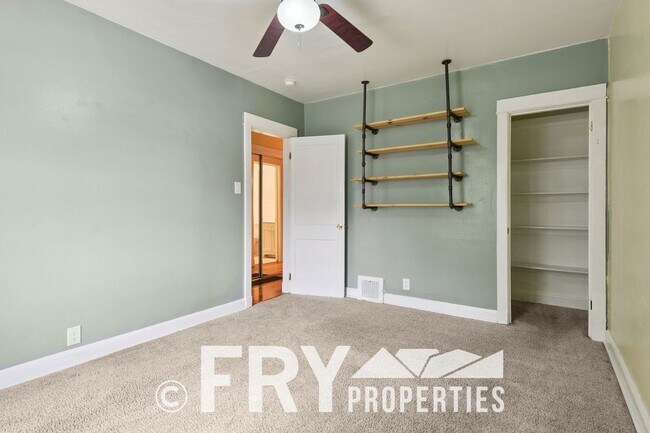 Building Photo - Cozy 1/2 Duplex in Congress Park
