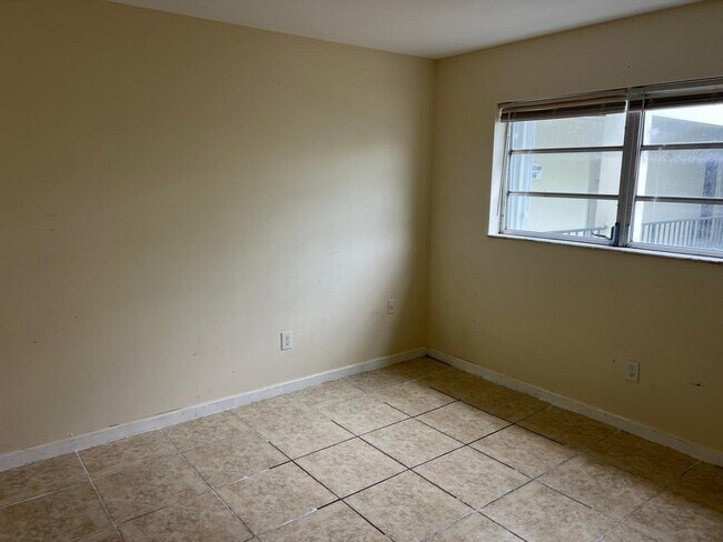 Building Photo - 15225 NE 6th Ave