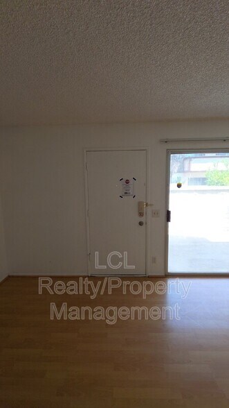 Building Photo - 1452 E 5th St