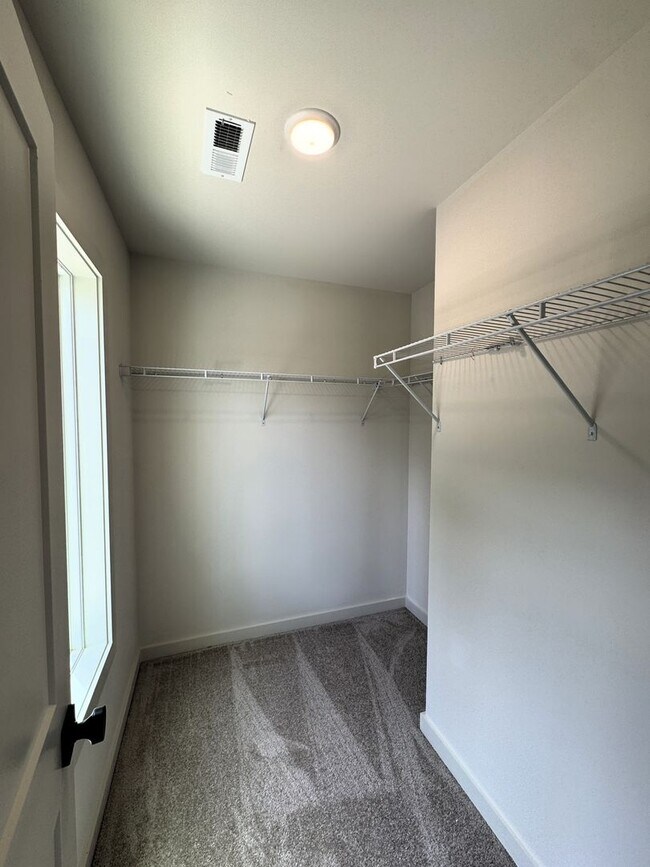 Building Photo - Move-In Special!! 1/2 Off First Month's Rent!!
