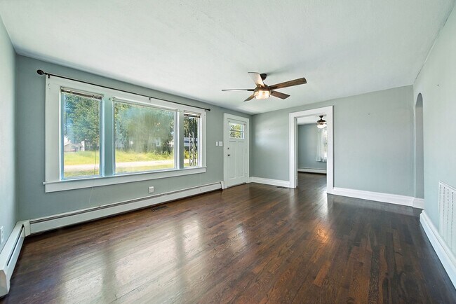 Building Photo - Charming 3 bed /2 bath Bungalow on Spacious Corner Lot