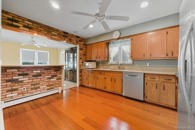 Building Photo - 401 W Walnut St