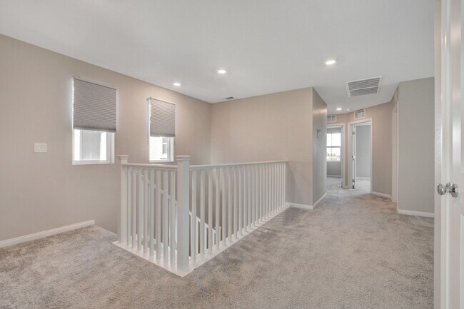 Building Photo - Gorgeous 4 Bedroom, 2 Story Home in SW/Mou...