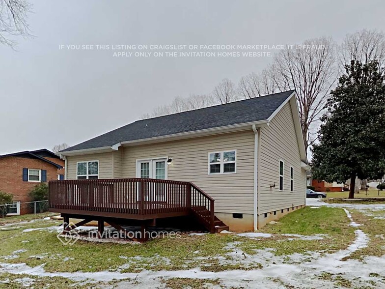 Building Photo - 703 Phoenix St