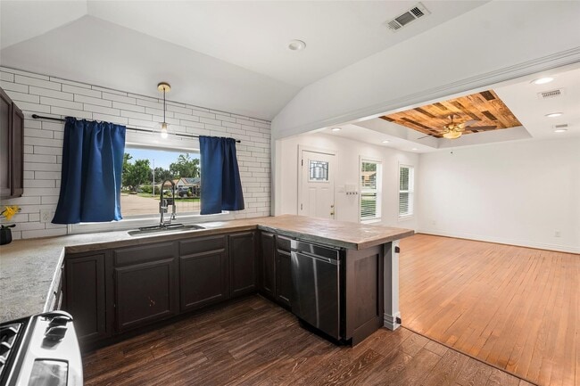 Building Photo - 706 Jerry St