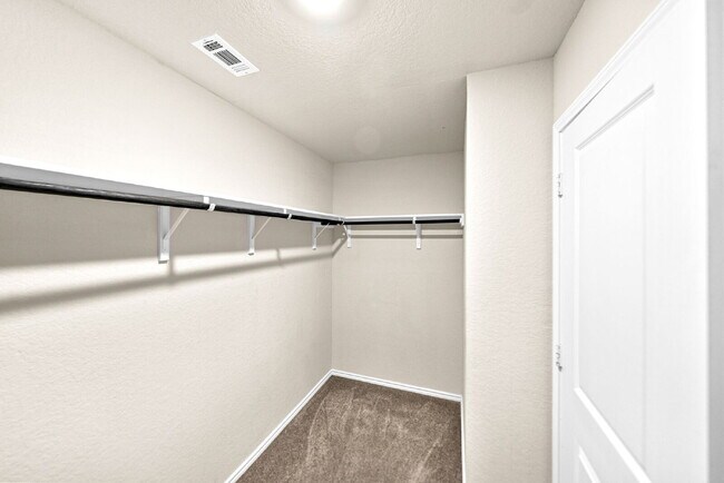 Building Photo - Charming 3-Bed 2 Bath Oasis with Amazing Amenities