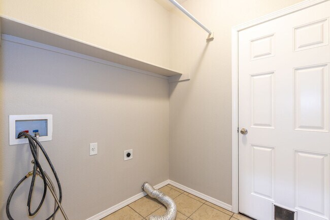 Building Photo - 3 Bed | 2.5 Bath in Broken Arrow!