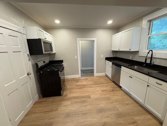 Building Photo - Beautiful 4 Bedroom  House